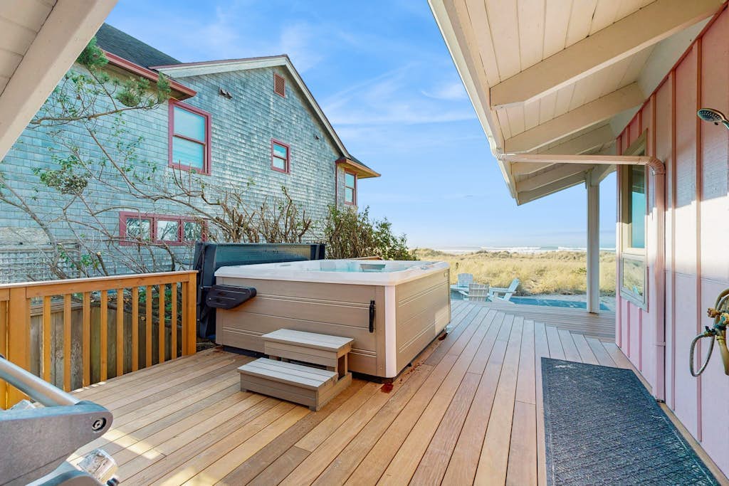 Discover Tranquil Oceanfront Relaxation in Manzanita near beach W/Hot Tub