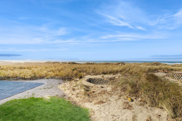 Discover Tranquil Oceanfront Relaxation in Manzanita near beach W/Hot Tub