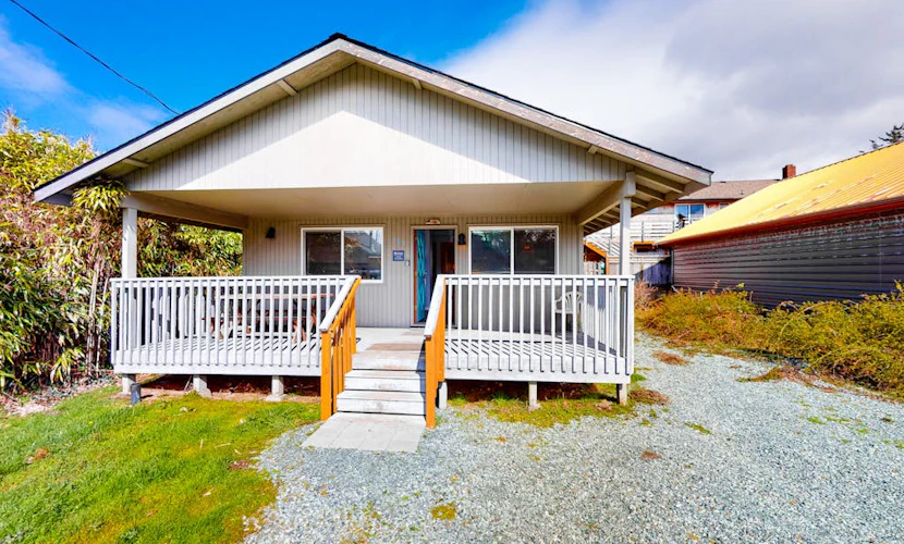 Dog-friendly home one block from the beach with deck & washer/dryer