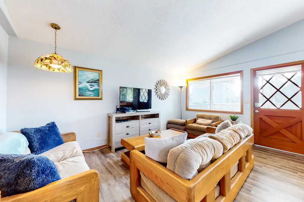 Dog-friendly home one block from the beach with deck & washer/dryer