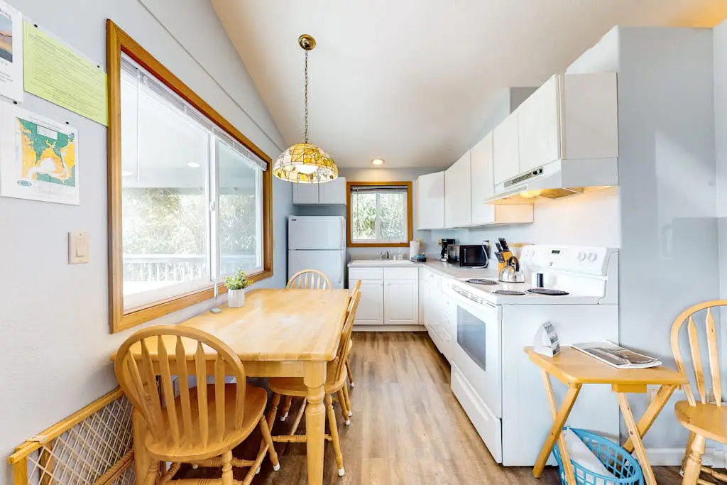 Dog-friendly home one block from the beach with deck & washer/dryer