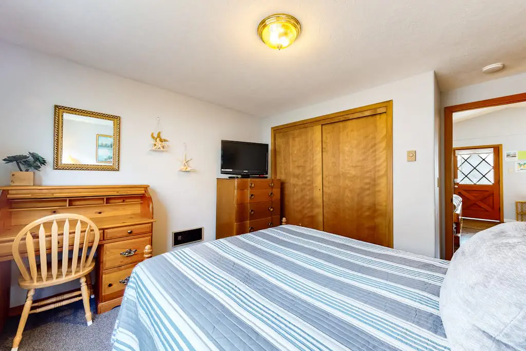 Dog-friendly home one block from the beach with deck & washer/dryer
