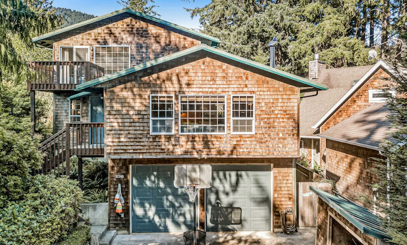 Cozy home 4 blocks from the beach with deck, woodstove & sunroom