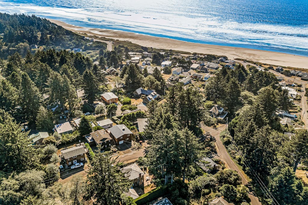 Cozy home 4 blocks from the beach with deck, woodstove & sunroom