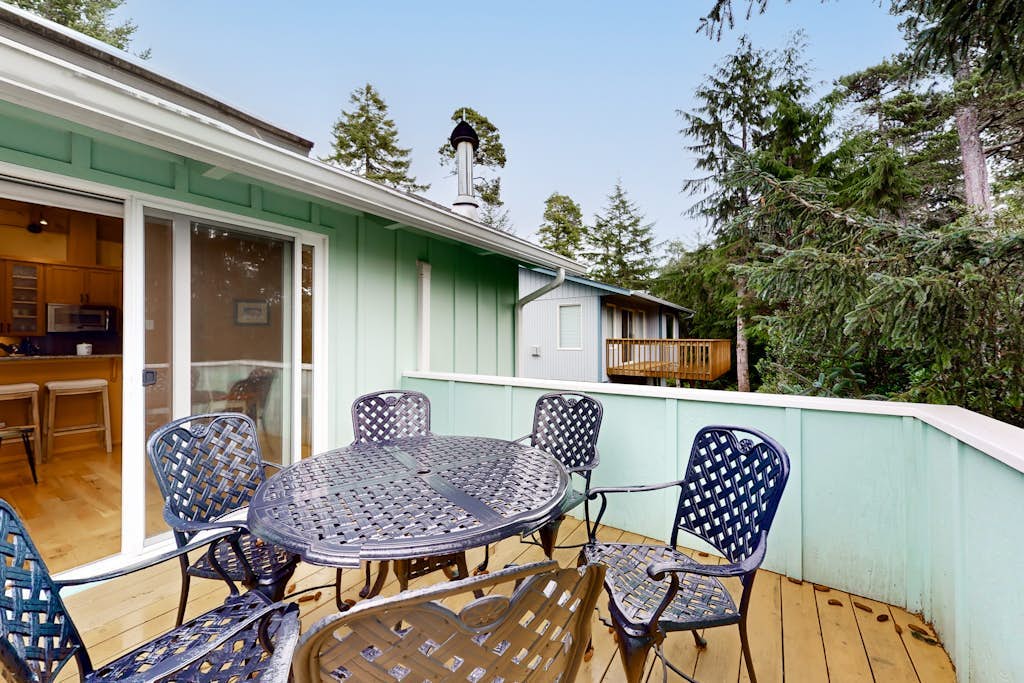 Tree-lined coastal home with wood fireplace, yard, W/D, & games - dog-friendly