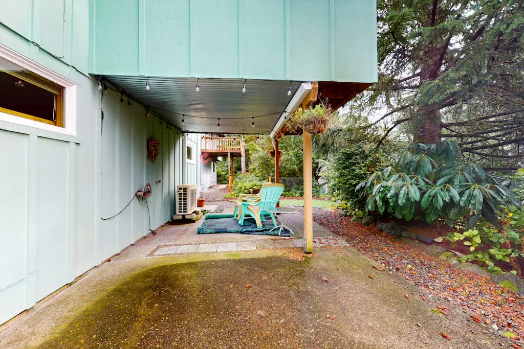 Spyhop Hideaway - MCA 50619