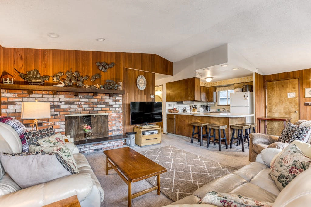 Spacious House with Entertainment Options & Very Close Beach Access