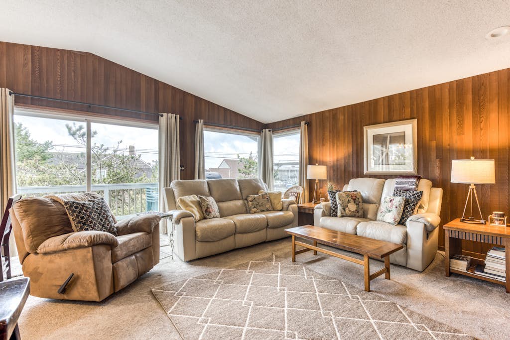Spacious House with Entertainment Options & Very Close Beach Access