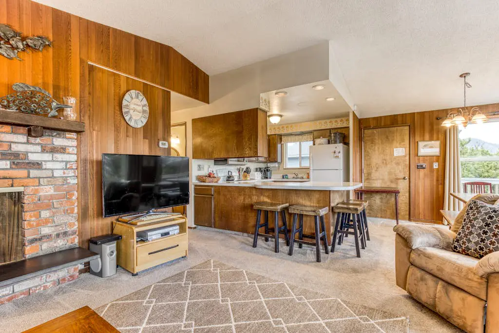 Spacious House with Entertainment Options & Very Close Beach Access
