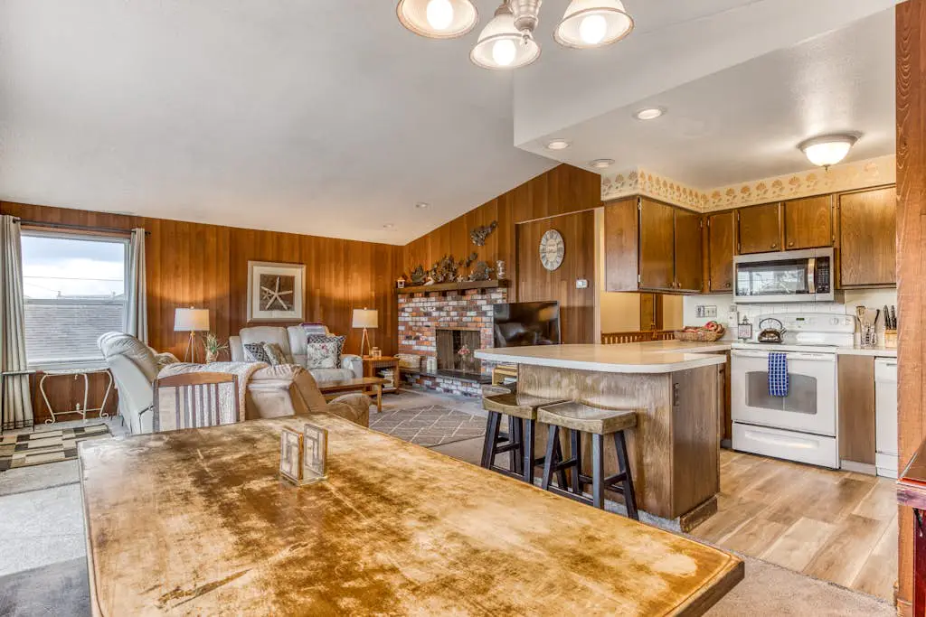 Spacious House with Entertainment Options & Very Close Beach Access