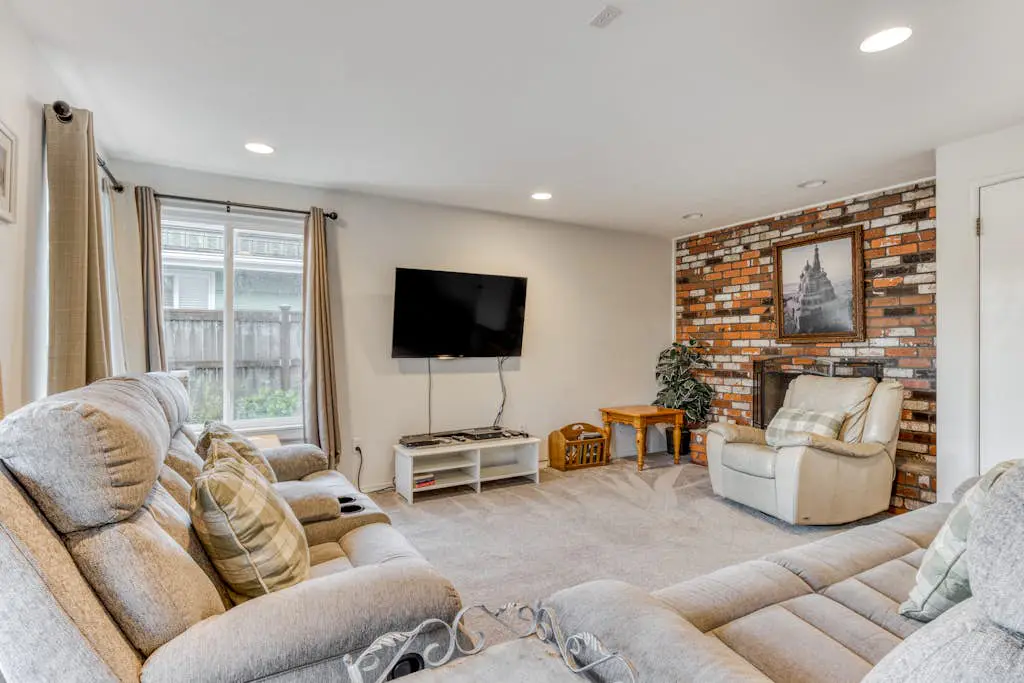Spacious House with Entertainment Options & Very Close Beach Access