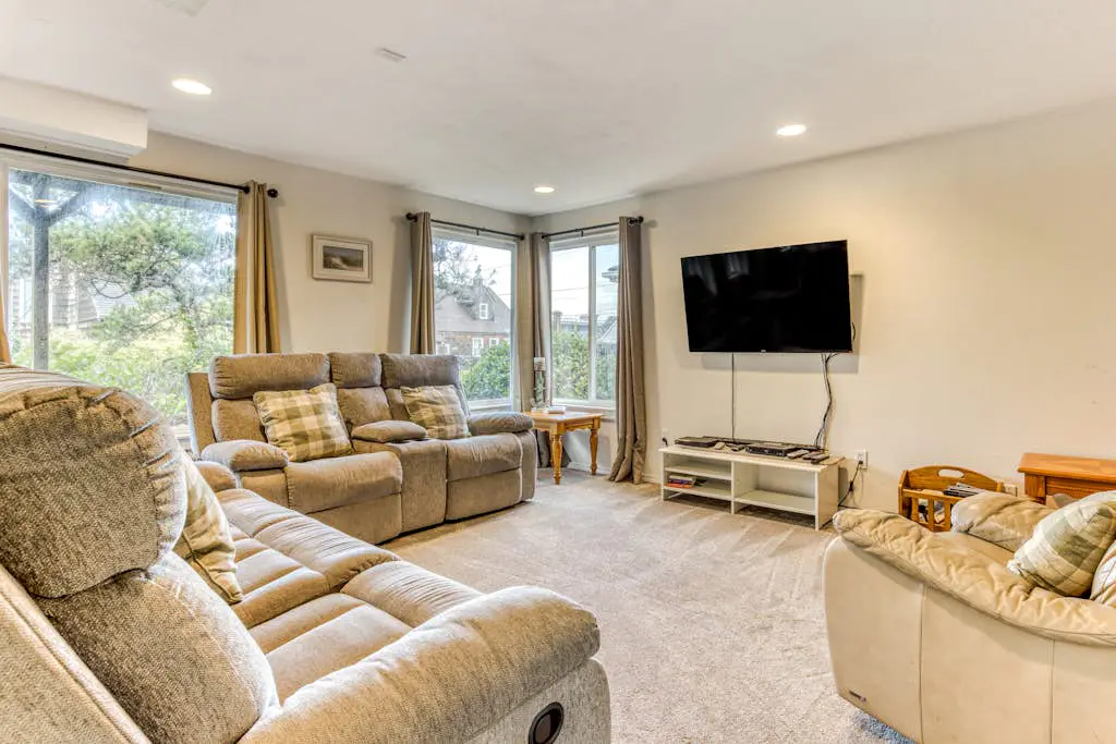 Spacious House with Entertainment Options & Very Close Beach Access
