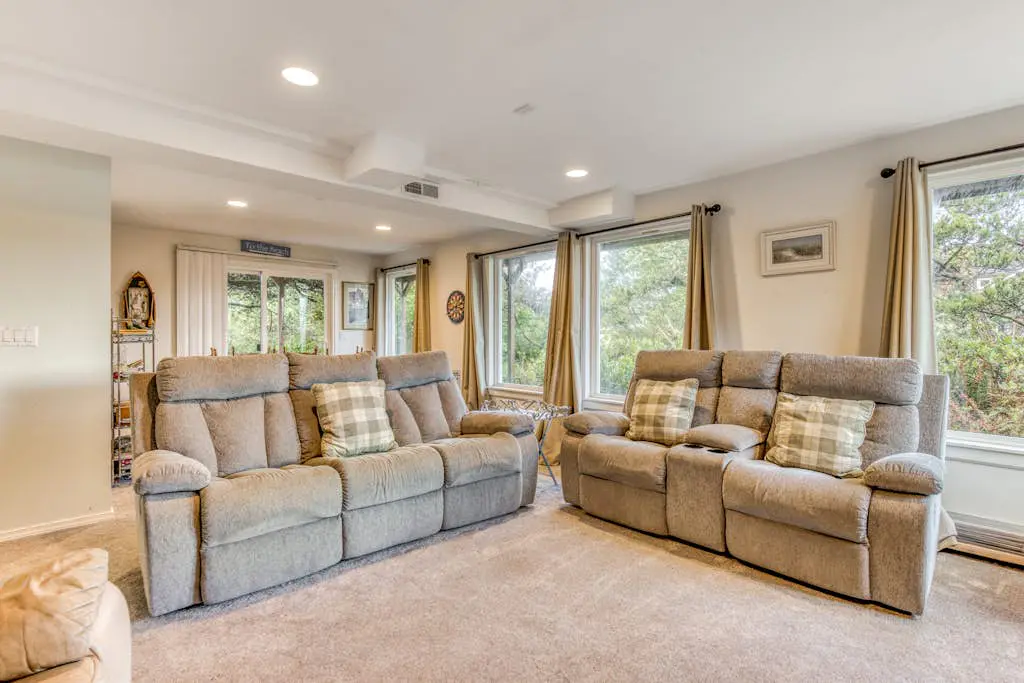 Spacious House with Entertainment Options & Very Close Beach Access