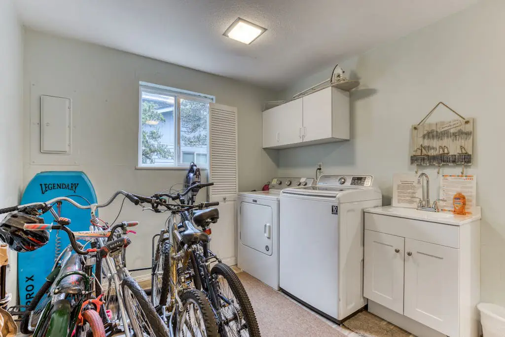 Spacious House with Entertainment Options & Very Close Beach Access
