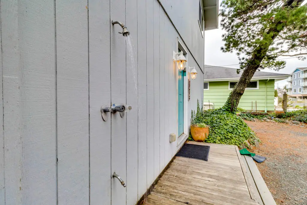 Spacious House with Entertainment Options & Very Close Beach Access