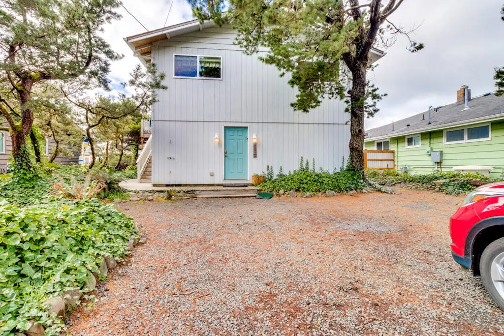 Spacious House with Entertainment Options & Very Close Beach Access