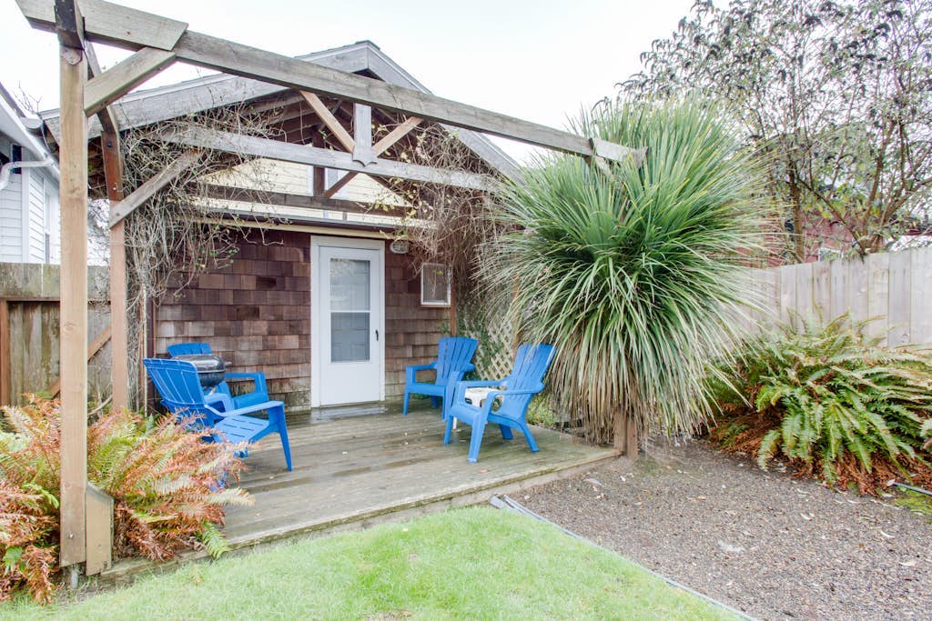 Walkable cottage with sun porch, full kitchen - near beach & town