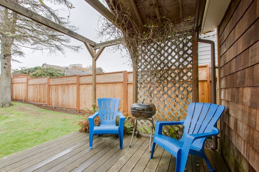 Walkable cottage with sun porch, full kitchen - near beach & town