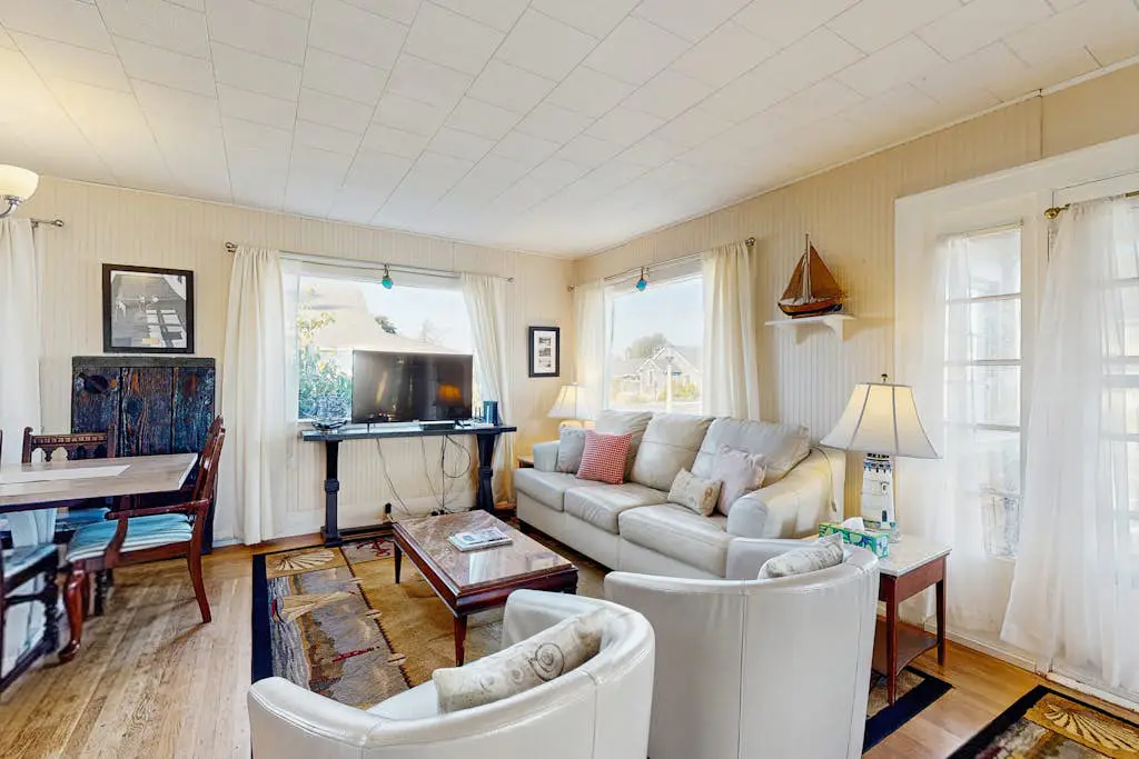 Spacious house with private hot tub on the river, dog friendly