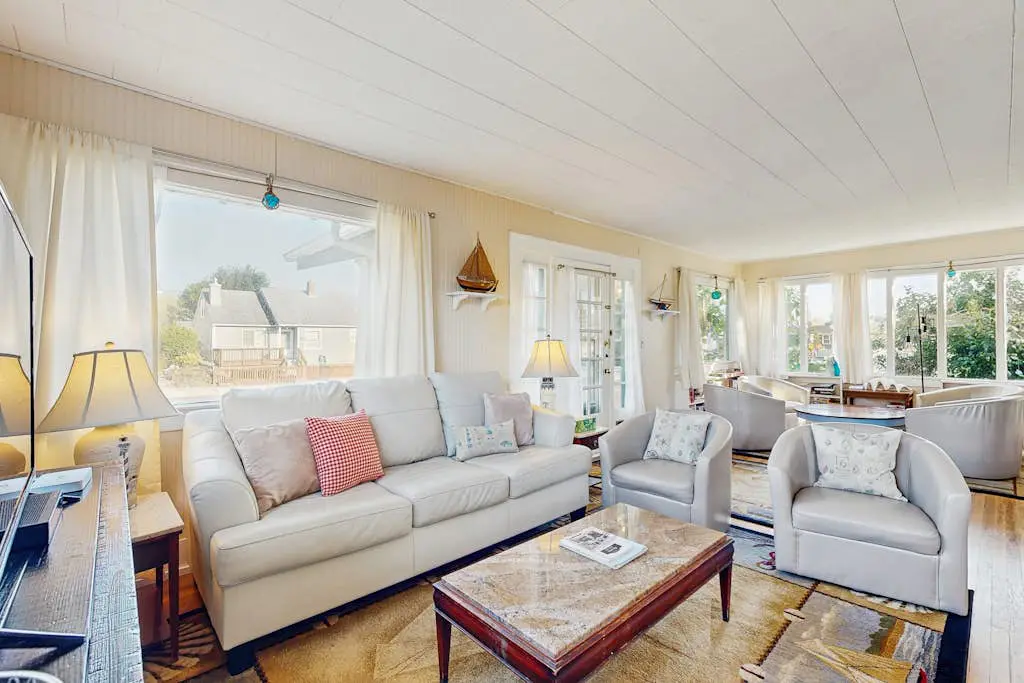 Spacious house with private hot tub on the river, dog friendly