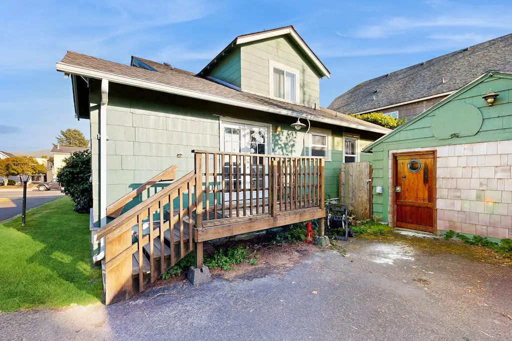 Spacious house with private hot tub on the river, dog friendly