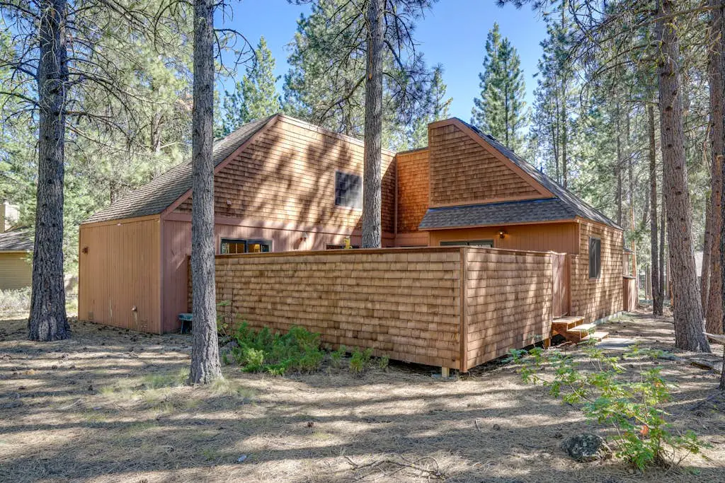Cabin-style home with hot tub, SHARC passes, central location near skiing & golf