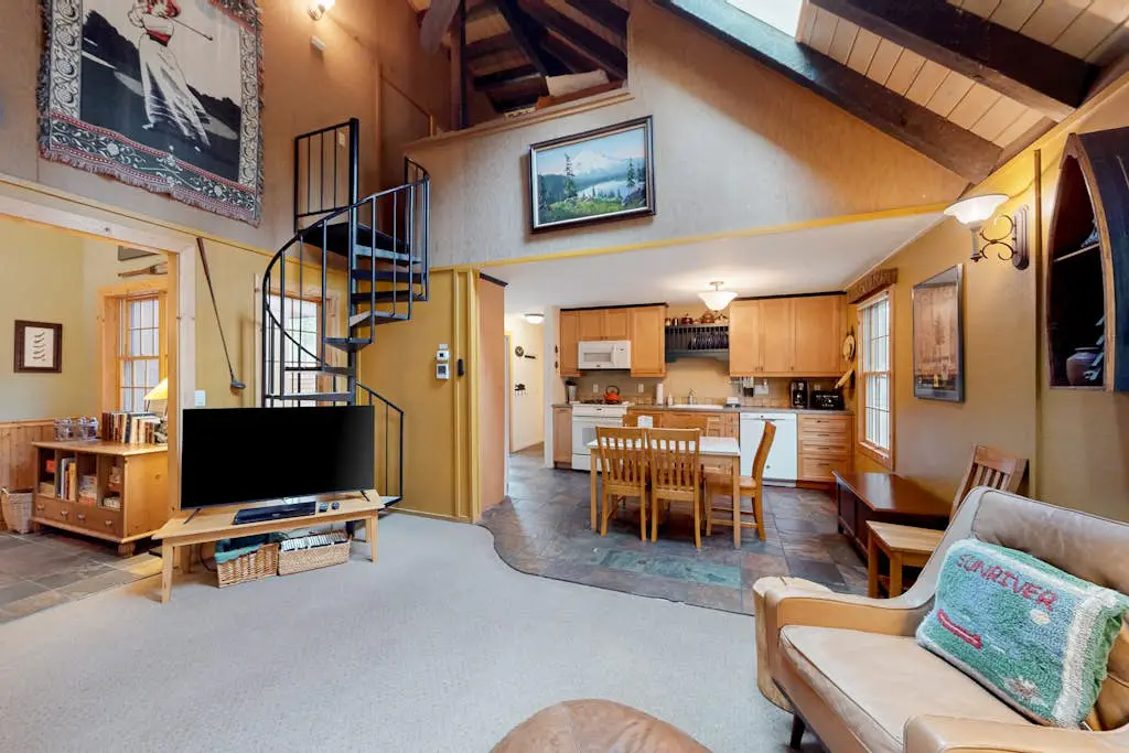 Cabin-style home with hot tub, SHARC passes, central location near skiing & golf