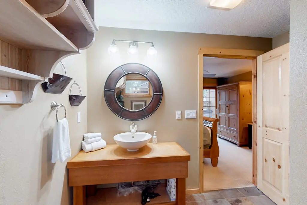 Cabin-style home with hot tub, SHARC passes, central location near skiing & golf
