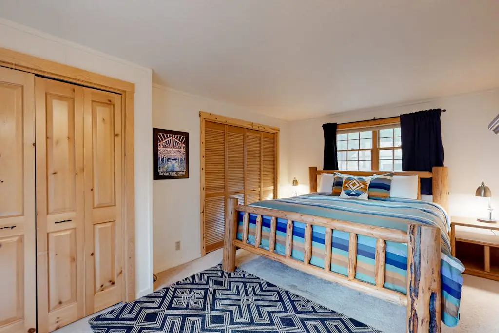 Cabin-style home with hot tub, SHARC passes, central location near skiing & golf