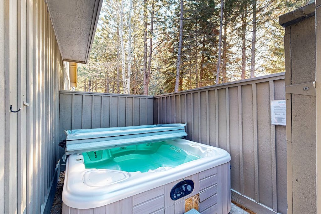 Comfortable townhome with private hot tub & shared pool - SHARC passes included