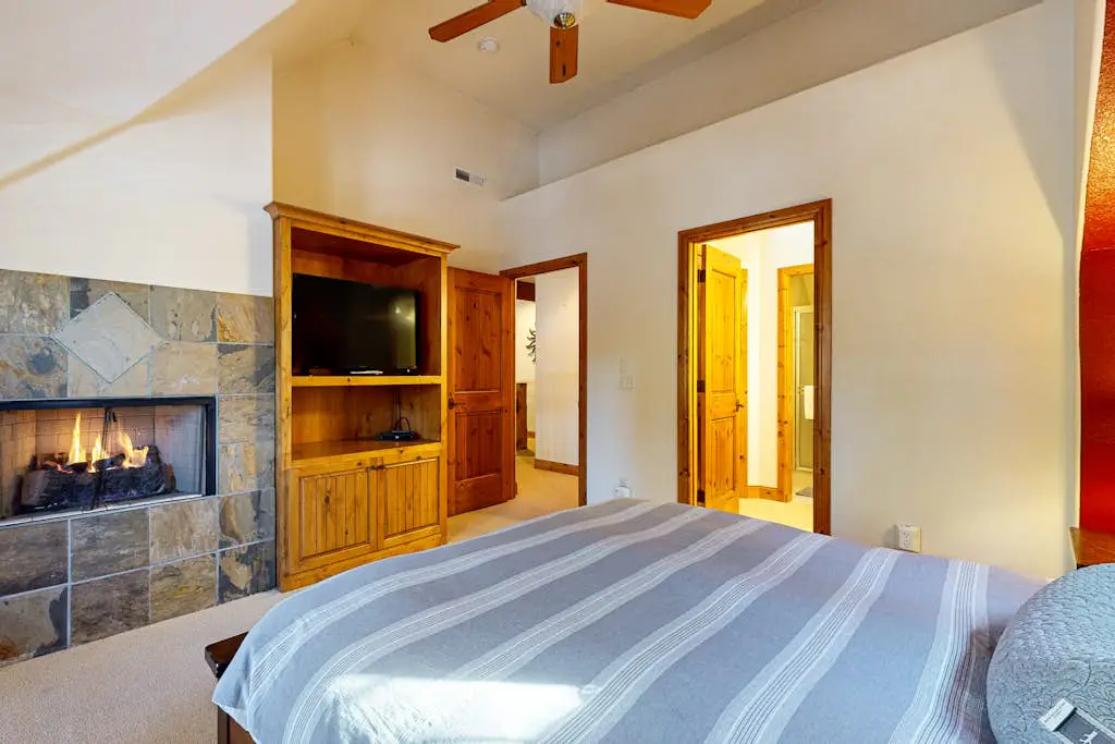Comfortable townhome with private hot tub & shared pool - SHARC passes included