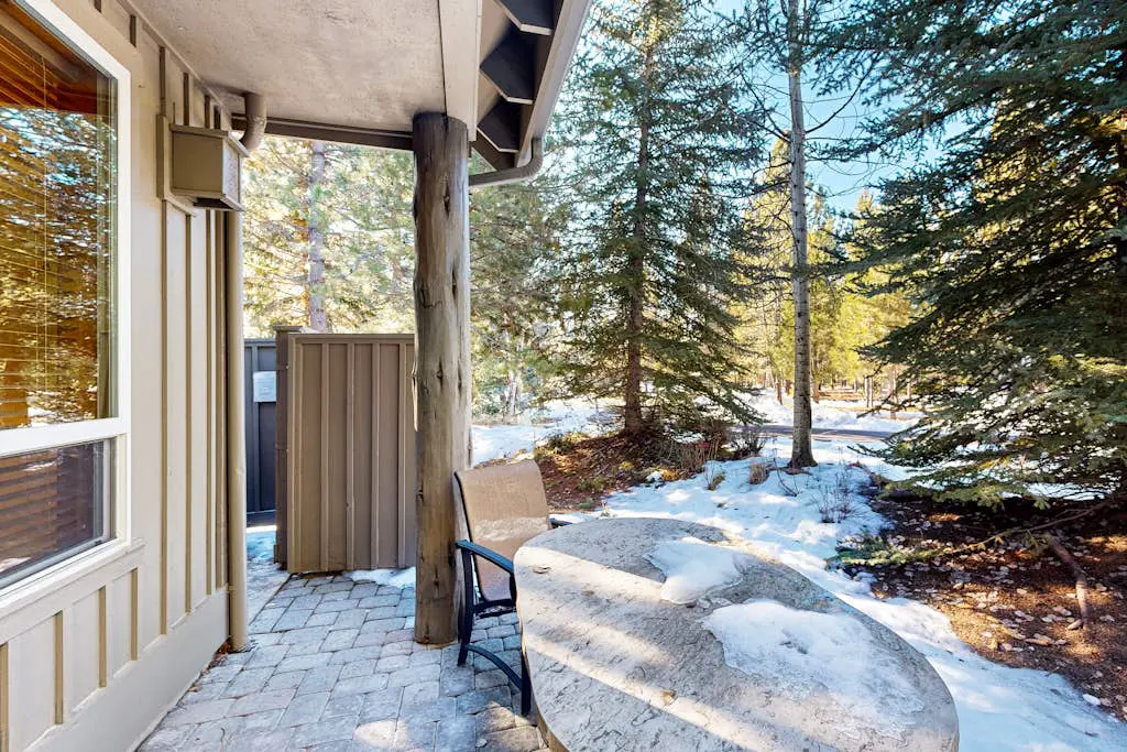 Comfortable townhome with private hot tub & shared pool - SHARC passes included