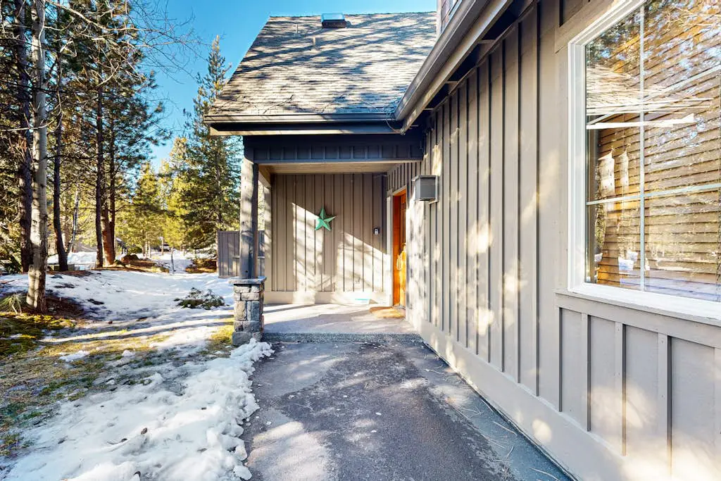 Comfortable townhome with private hot tub & shared pool - SHARC passes included
