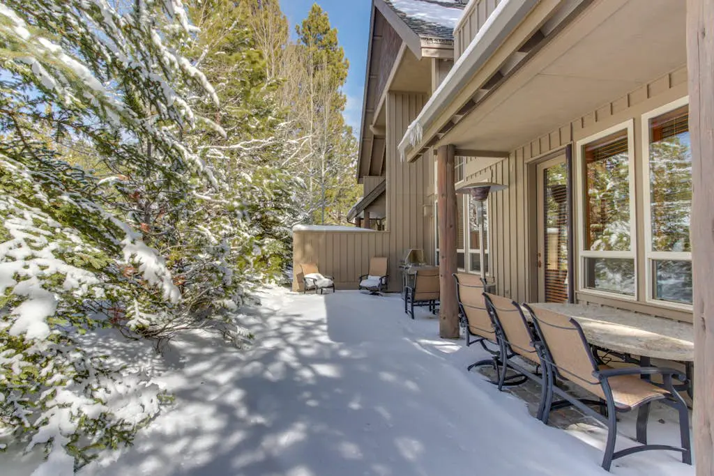 Comfortable townhome with private hot tub & shared pool - SHARC passes included