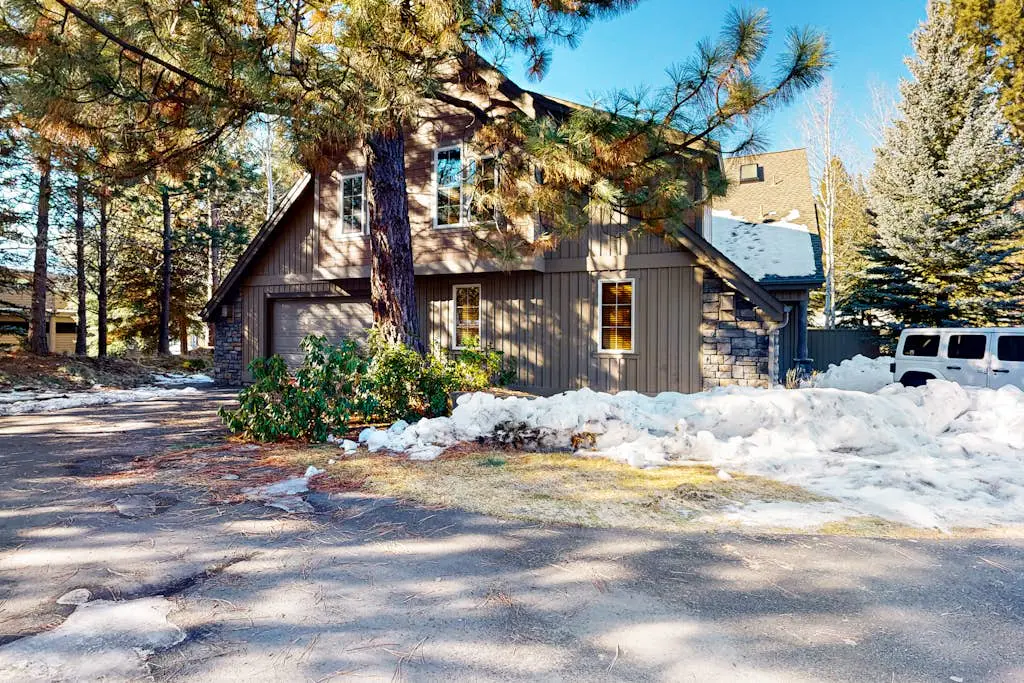 Comfortable townhome with private hot tub & shared pool - SHARC passes included