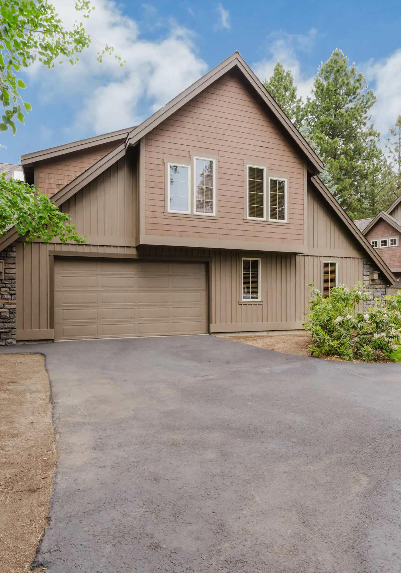 Comfortable townhome with private hot tub & shared pool - SHARC passes included