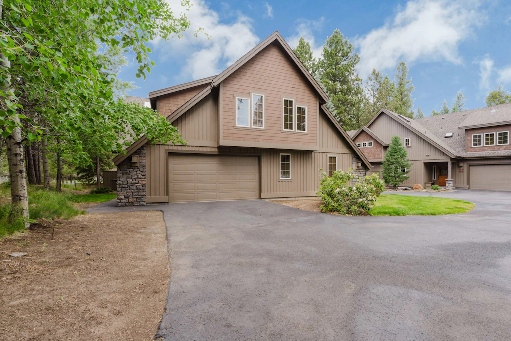 Comfortable townhome with private hot tub & shared pool - SHARC passes included