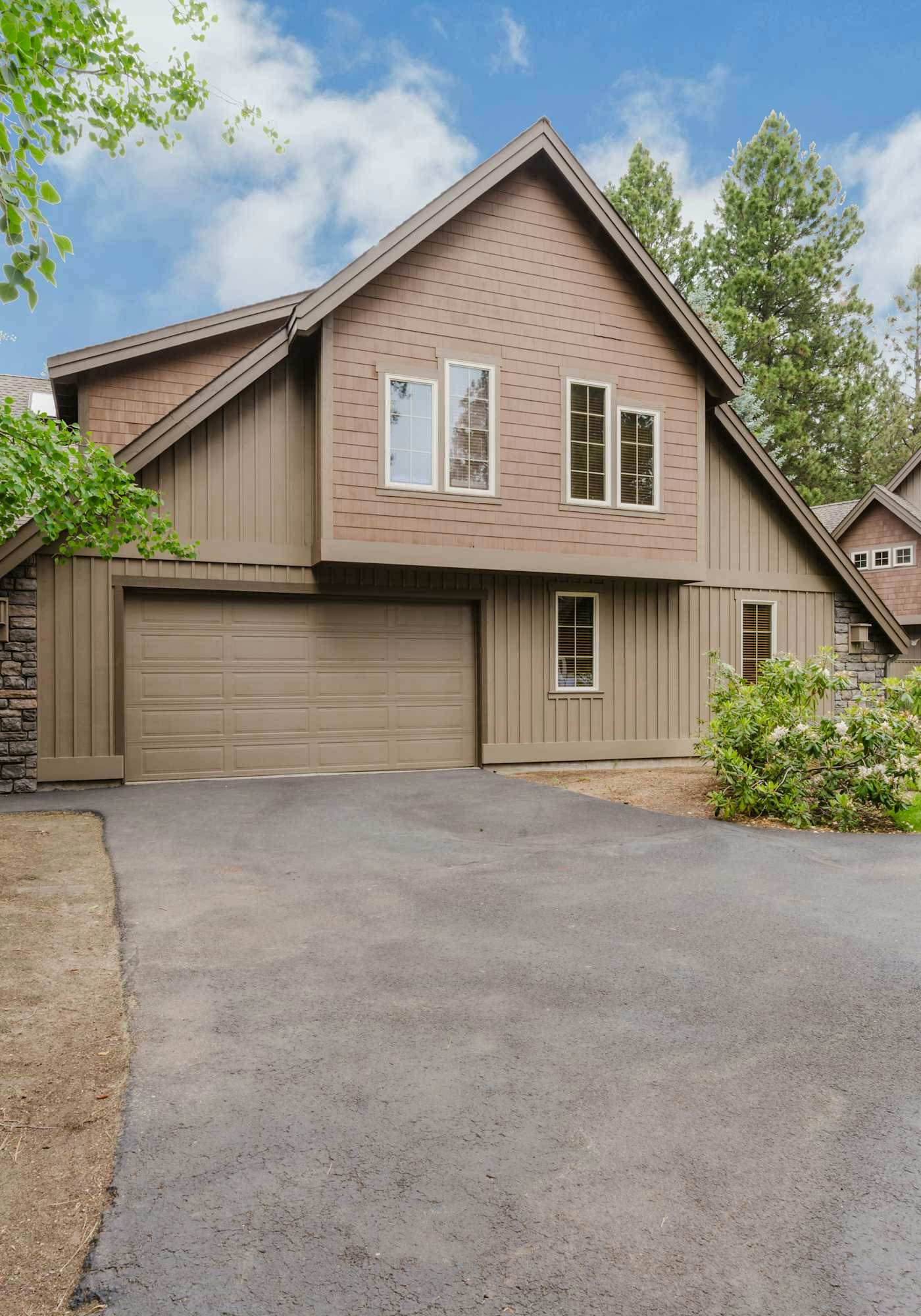 Comfortable townhome with private hot tub & shared pool - SHARC passes included
