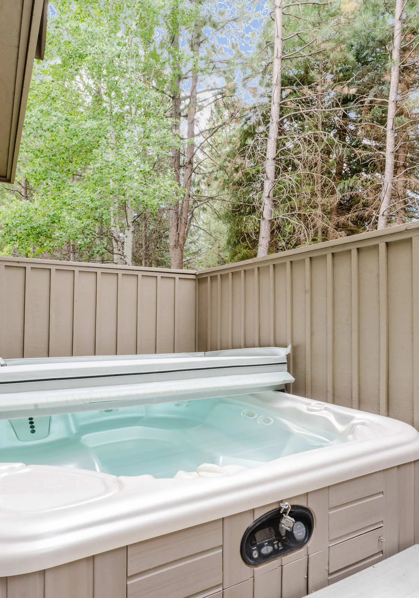 Comfortable townhome with private hot tub & shared pool - SHARC passes included