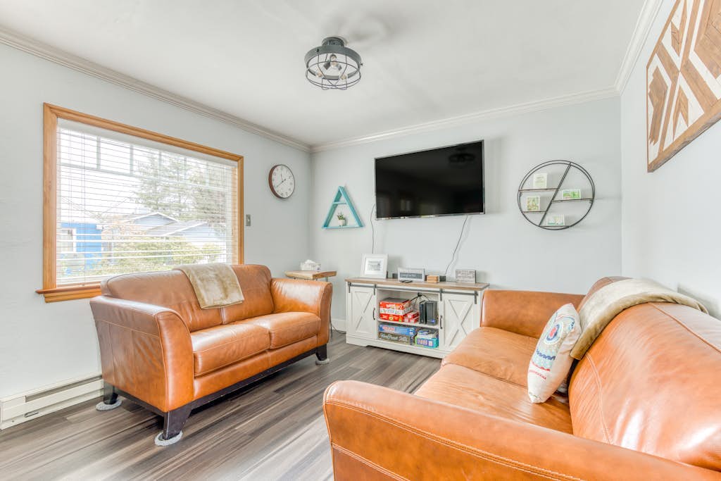 Dog-friendly home 5 blocks from the beach , game room & firepit