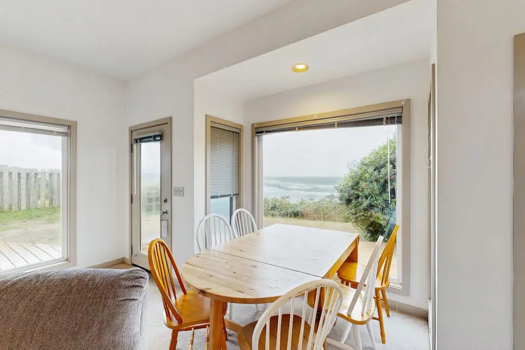 Near Beach condo w/ amazing ocean view - dogs OK