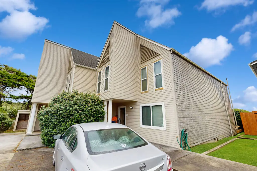 Near Beach condo w/ amazing ocean view - dogs OK