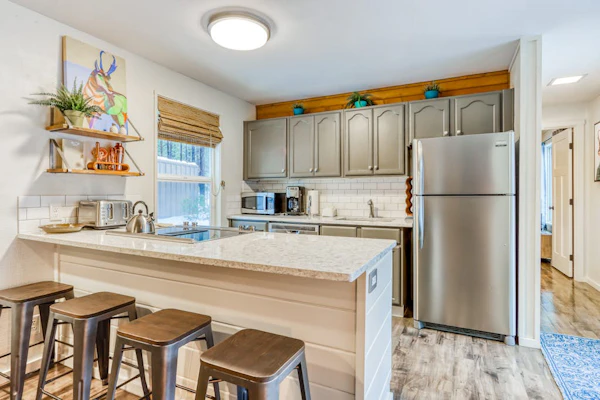 Dog-friendly home with private hot tub, fast WiFi, gas fireplace & SHARC passes