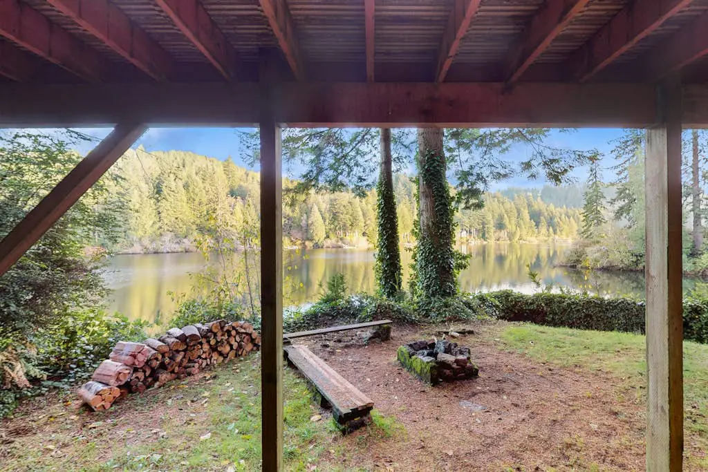 Rustic Retreat on Mercer Lake