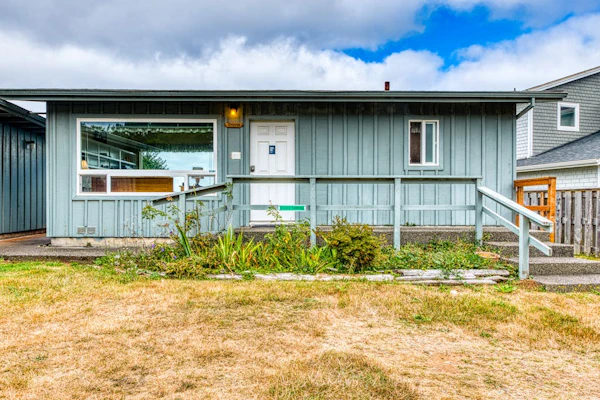 Inviting dog-friendly studio with unobstructed ocean views