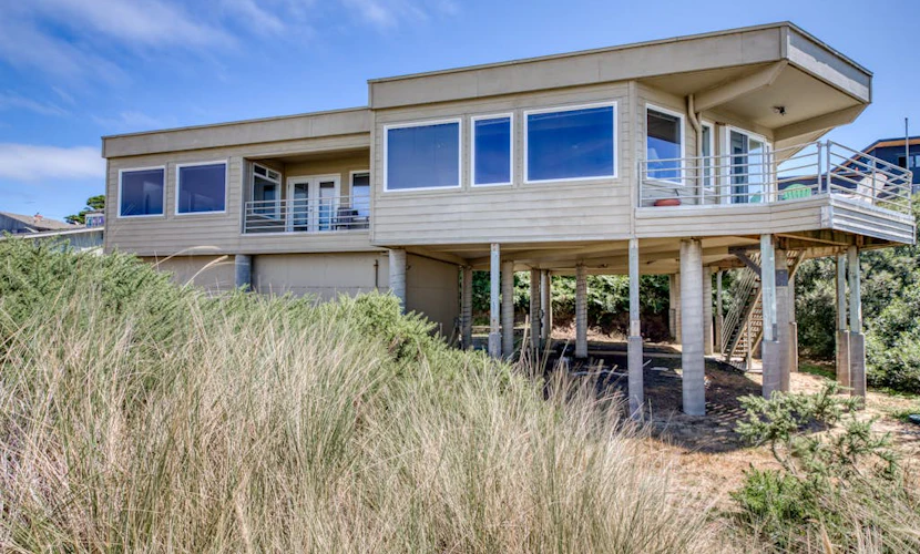 Oceanfront dog-friendly house w/deck overlooking the water