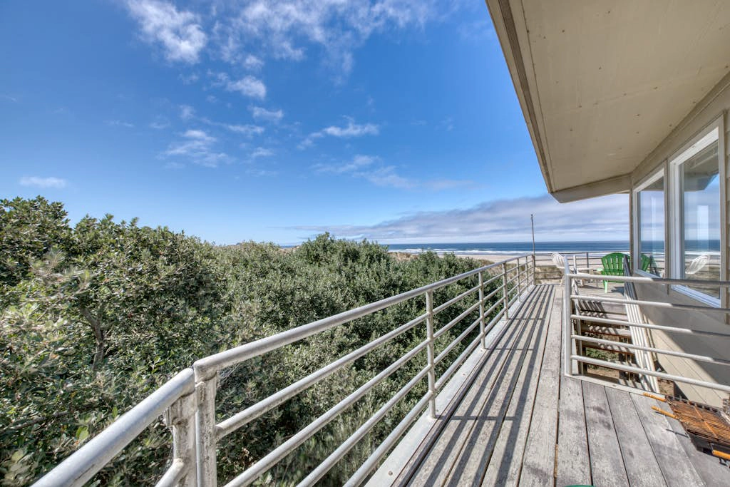 Oceanfront dog-friendly house w/deck overlooking the water