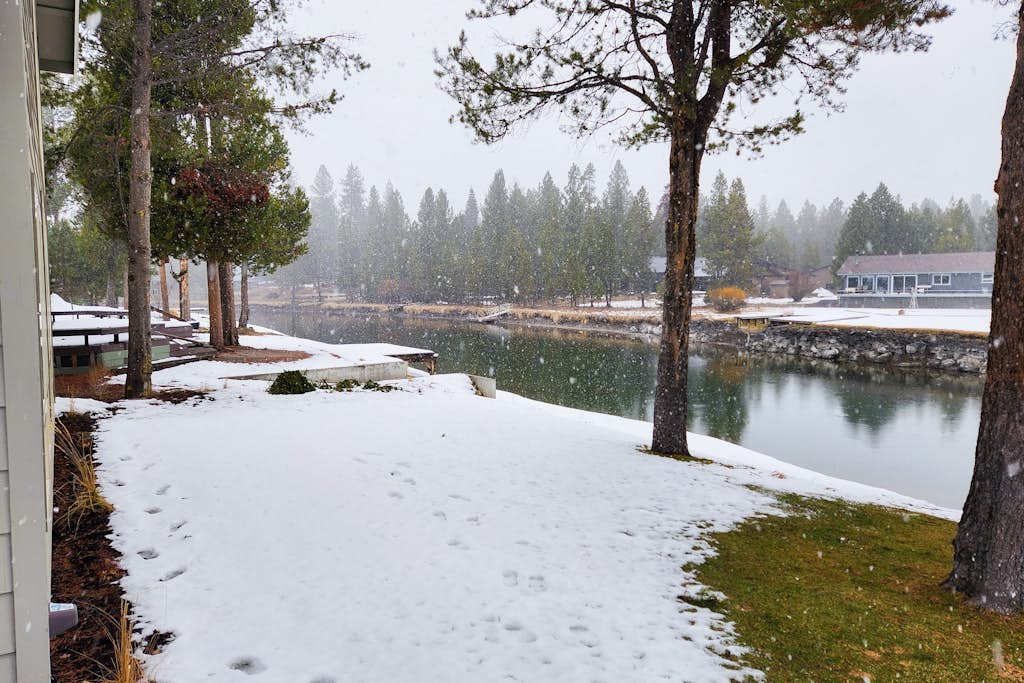 Riverfront home close to Mt. Bachelor with a private hot tub and dock