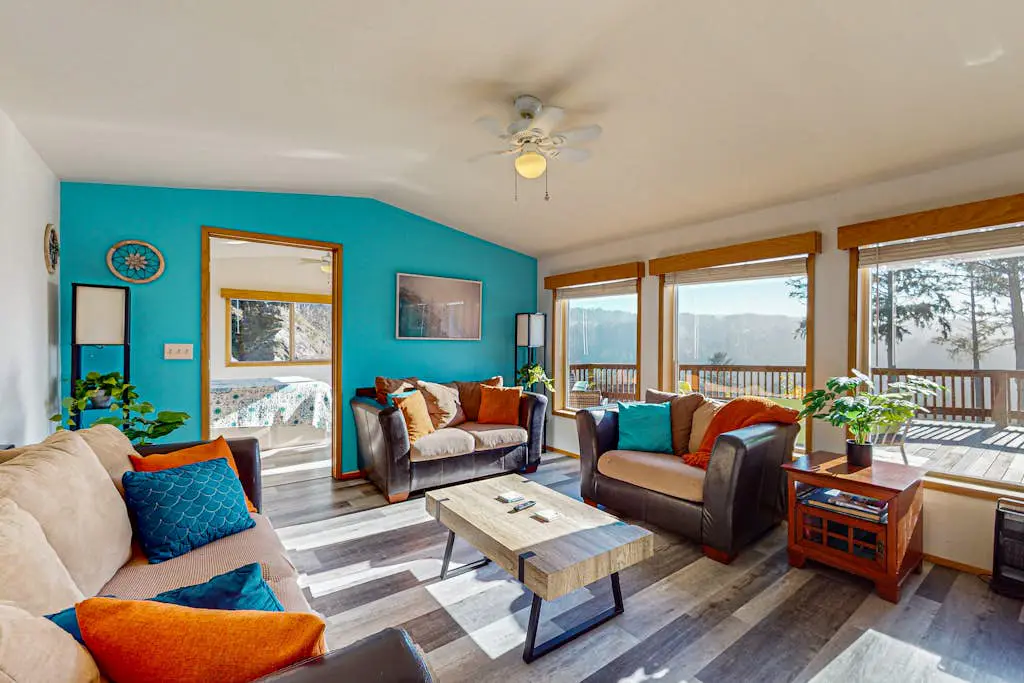 Gorgeous dog-friendly coastal escape with patio & amazing views!