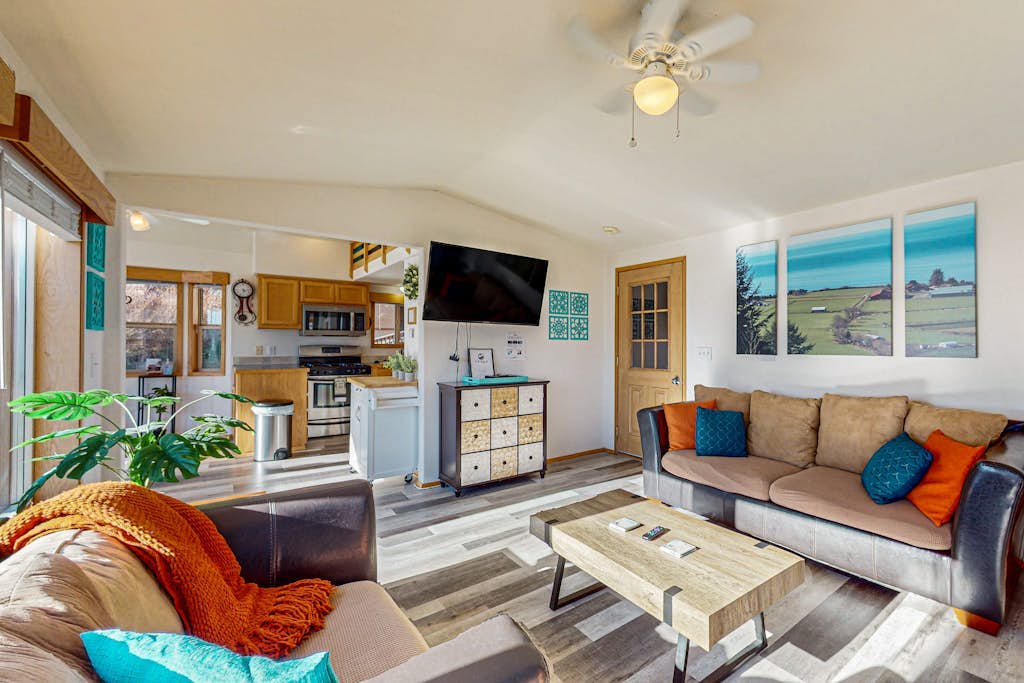 Gorgeous dog-friendly coastal escape with private hot tub, patio & amazing views